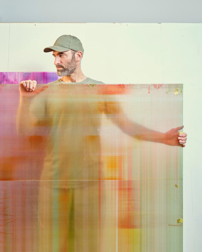 Portrait homme tenant oeuvre