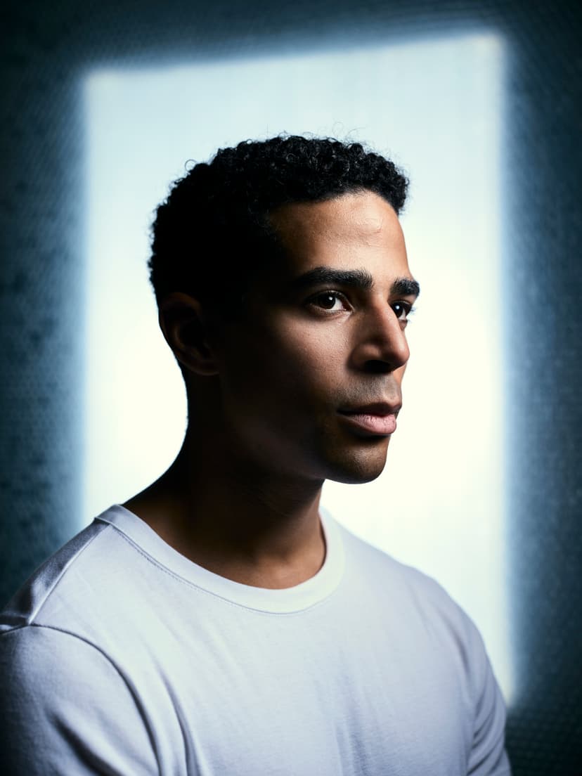 Portait homme t-shirt blanc trois quart couleur